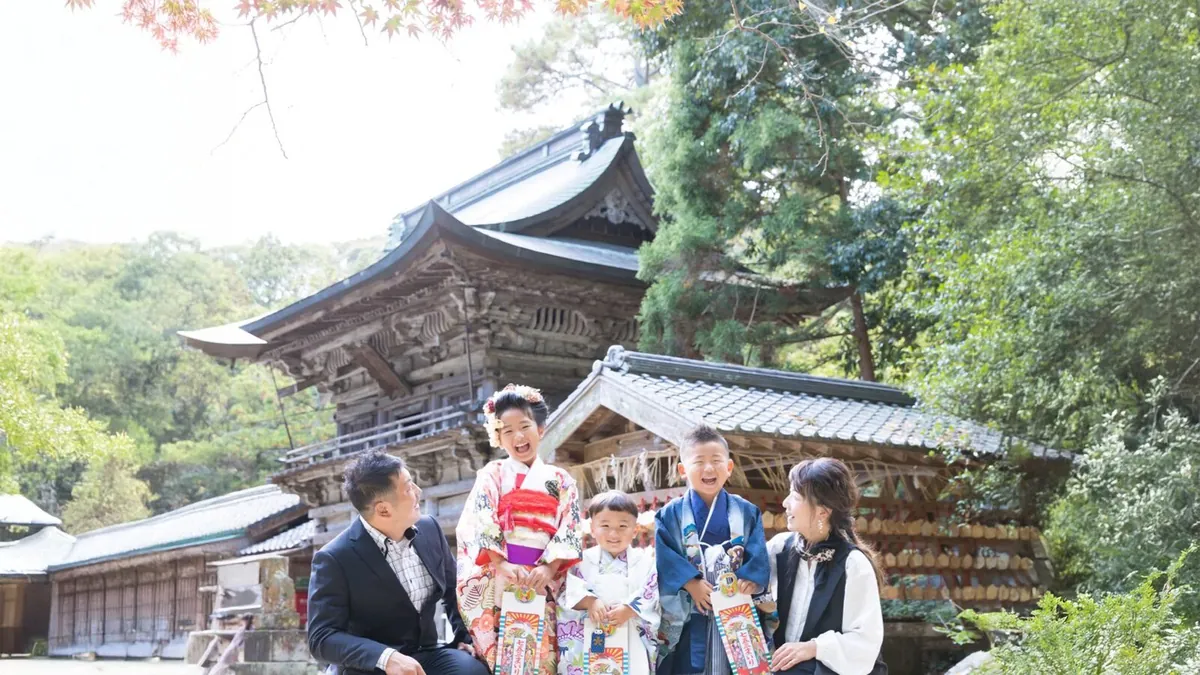 神社での七五三参り。着付けとヘアセットを担当したご家族