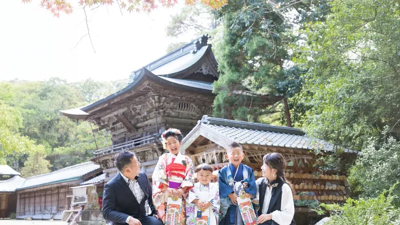 神社での七五三参り。着物姿のご家族